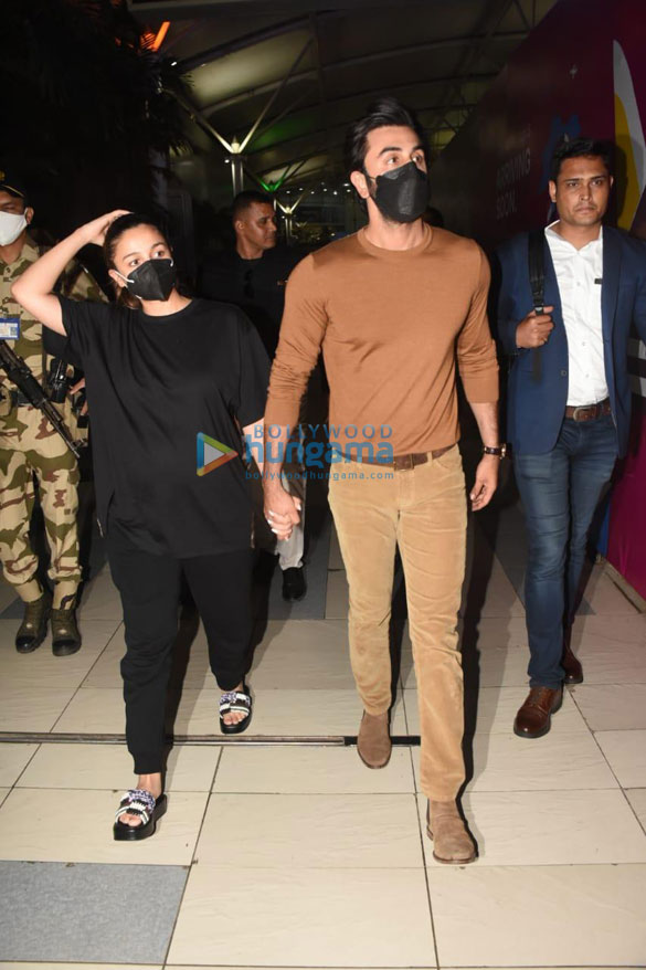 photos alia bhatt and ranbir kapoor snapped at the airport 3