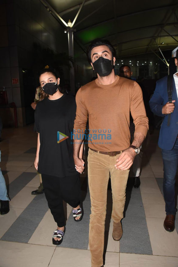 Photos: Alia Bhatt and Ranbir Kapoor snapped at the airport