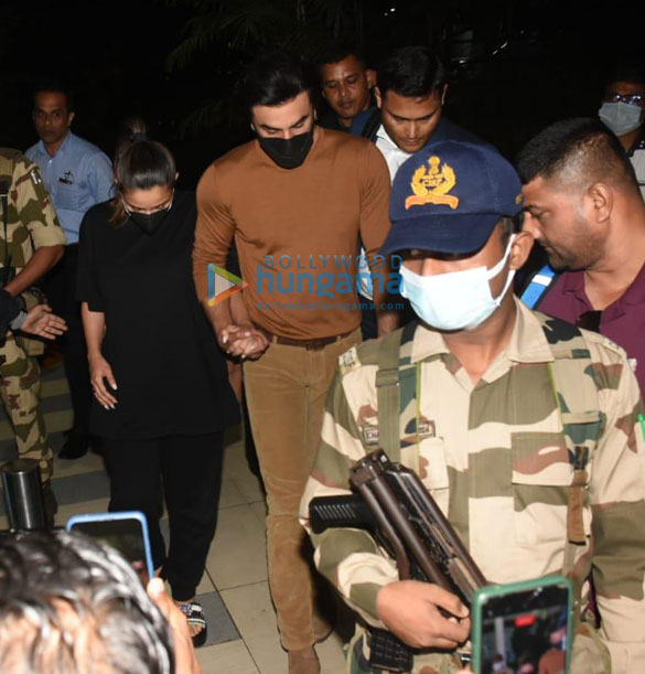 photos alia bhatt and ranbir kapoor snapped at the airport 6