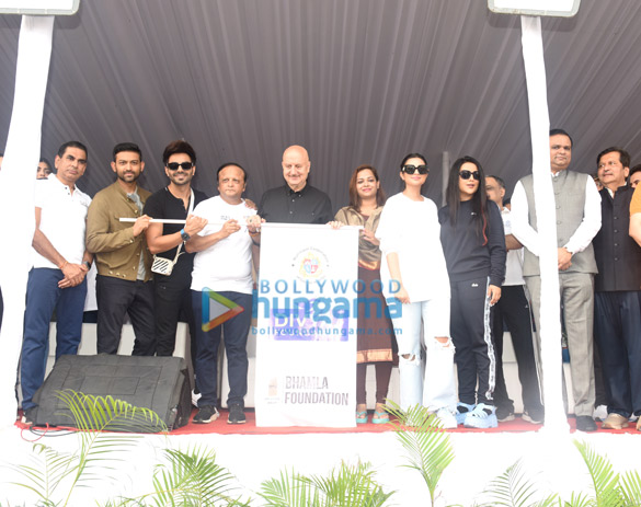 photos anupam kher and parineeti chopra snapped participating in the beach cleanup drive in juhu 8