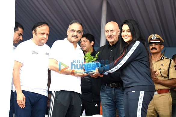 photos anupam kher and parineeti chopra snapped participating in the beach cleanup drive in juhu 9