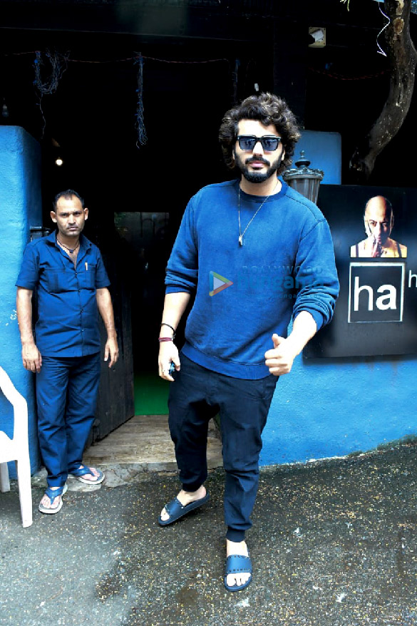 photos arjun kapoor spotted outside hakims aalim salon in khar 3