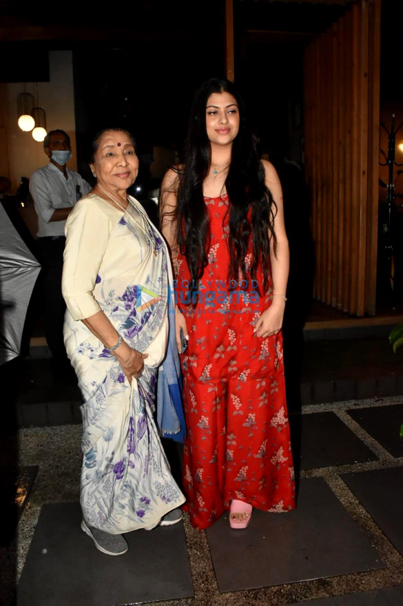 photos asha bhosle and zanai bhosle snapped at mizu in bandra 4