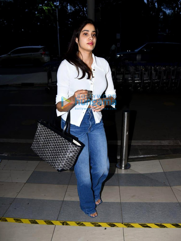 photos deepika padukone parineeti chopra vicky kaushal and others snapped at the airport1 1