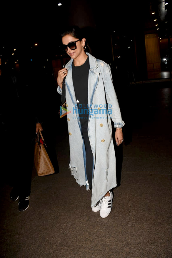 photos deepika padukone and yami gautam dhar snapped at the airport 3