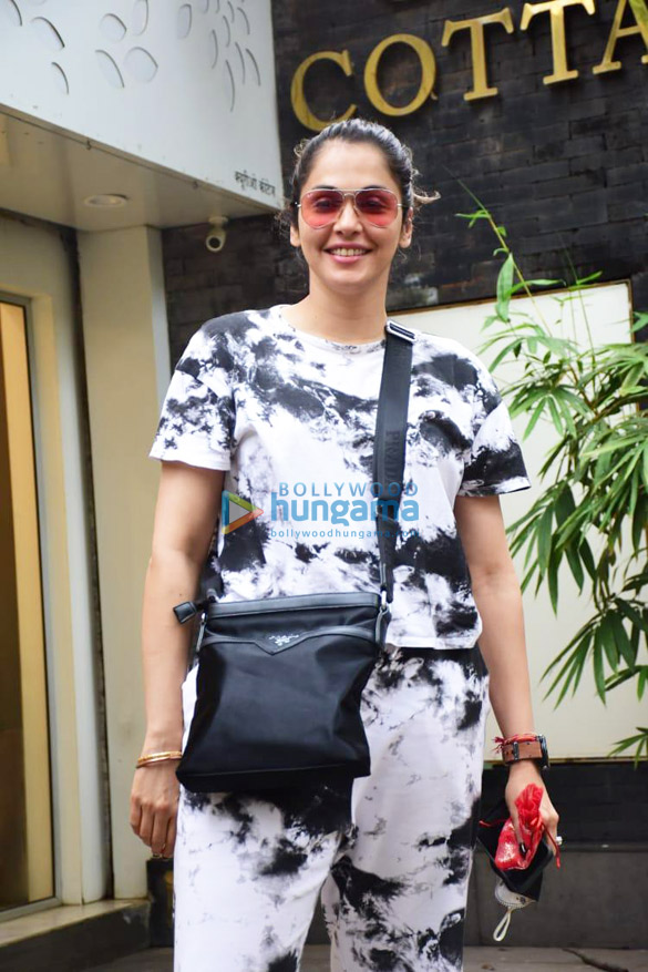 Photos: Isha Koppikar snapped in Bandra Photos: Isha Koppikar snapped in Bandra