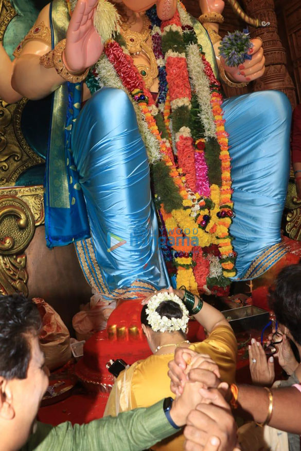 photos kajol and revathi visit lalbaugcha raja to seek blessings 3 2