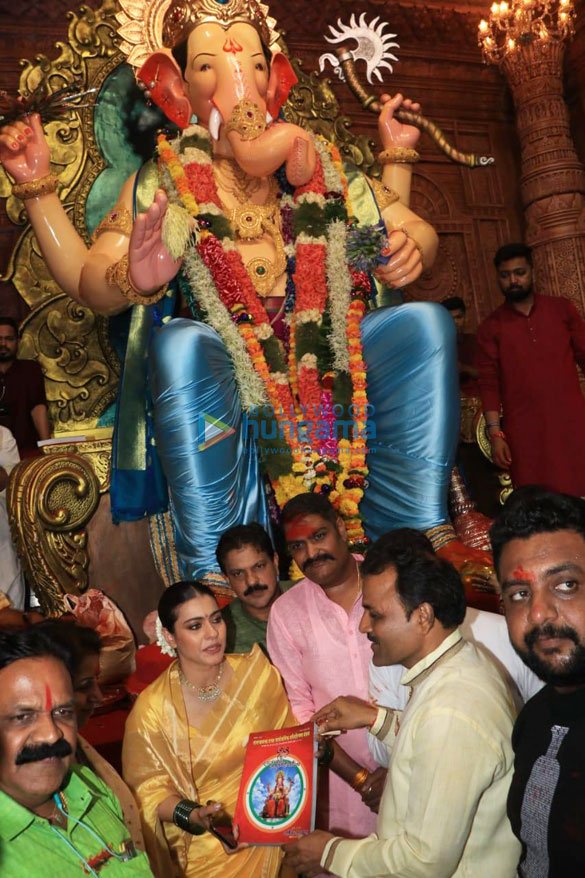 photos kajol and revathi visit lalbaugcha raja to seek blessings 5