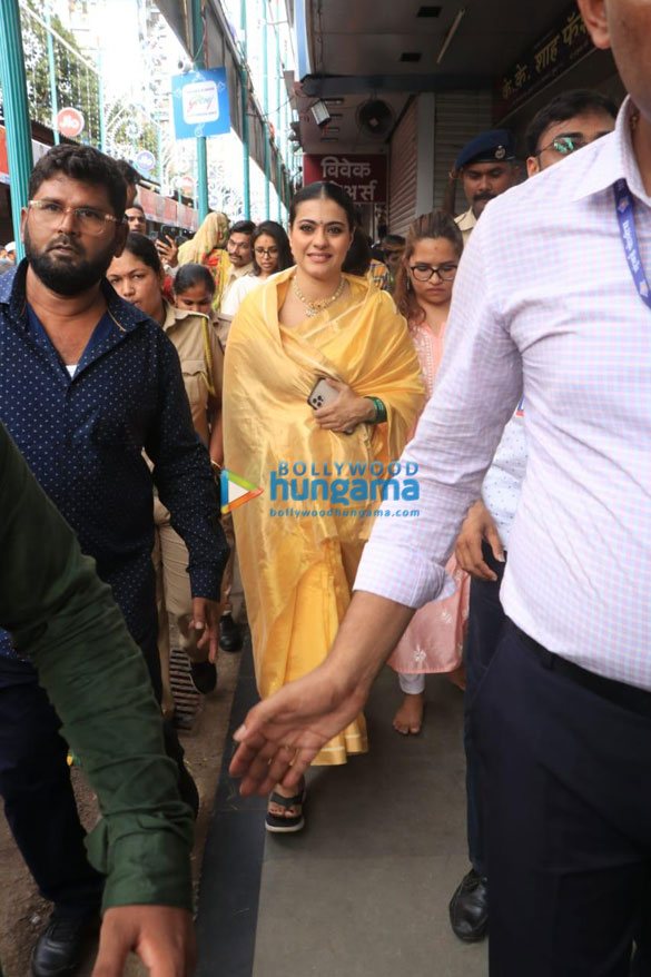 photos kajol and revathi visit lalbaugcha raja to seek blessings 6