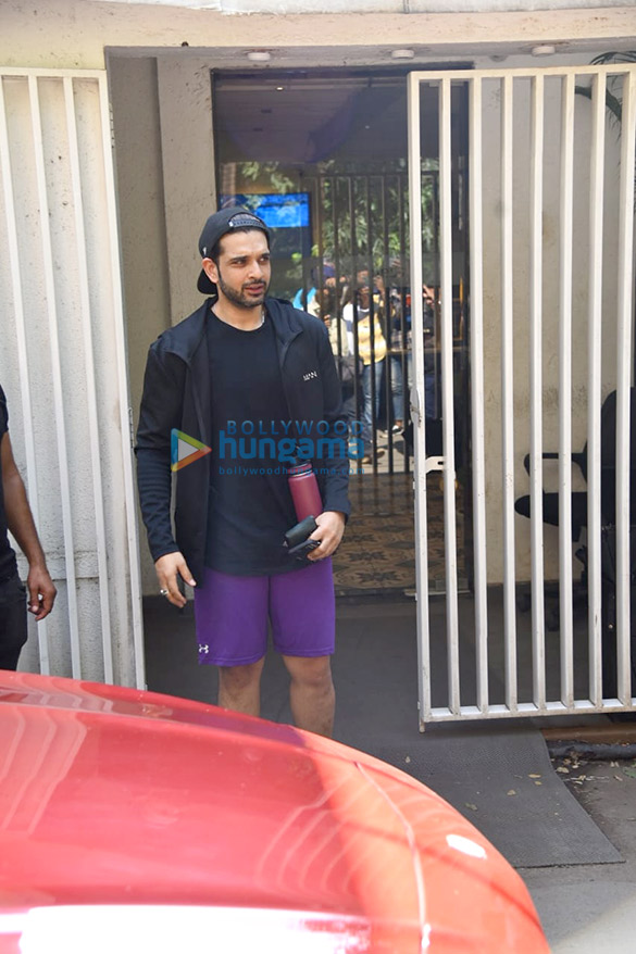 Photos: Karan Kundrra snapped at a gym in Juhu