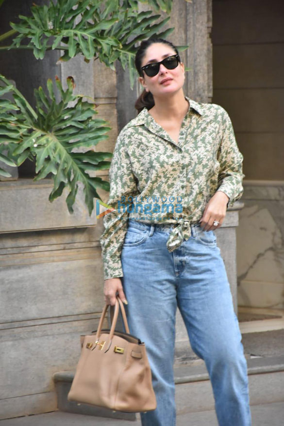 Photos: Kareena Kapoor Khan and Karisma Kapoor snapped at Randhir Kapoor’s home in Bandstand, Bandra Photos: Kareena Kapoor Khan and Karisma Kapoor snapped at Randhir Kapoor’s home in Bandstand, Bandra