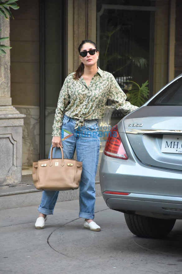 photos kareena kapoor khan and karisma kapoor snapped at randhir kapoors home in bandstand bandra 5
