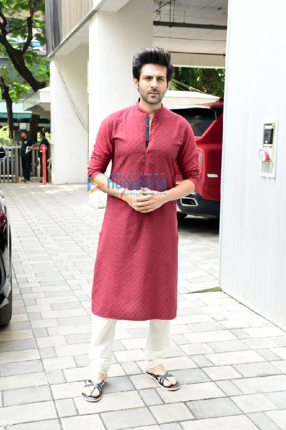 photos kartik aaryan and bhushan kumar snapped at t series ganpati darshan 3