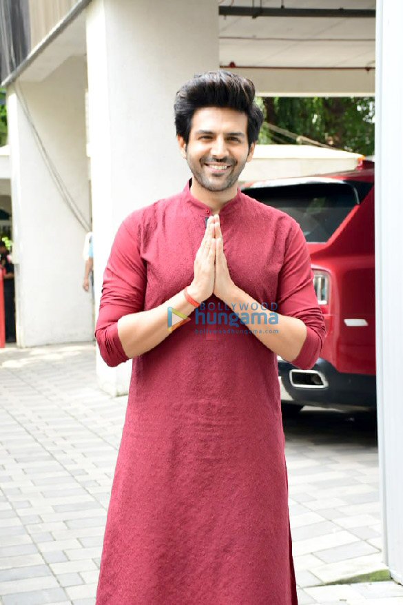 photos kartik aaryan and bhushan kumar snapped at t series ganpati darshan 5