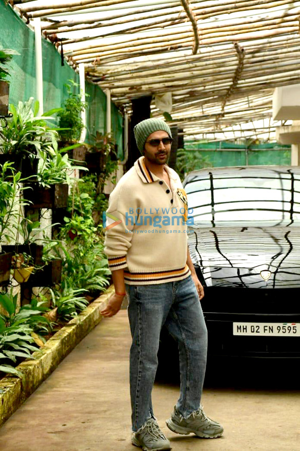photos kartik aaryan snapped outside a dubbing studio in juhu 2