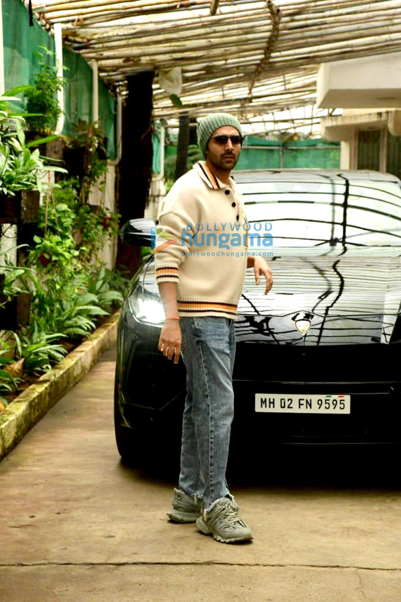 photos kartik aaryan snapped outside a dubbing studio in juhu 4