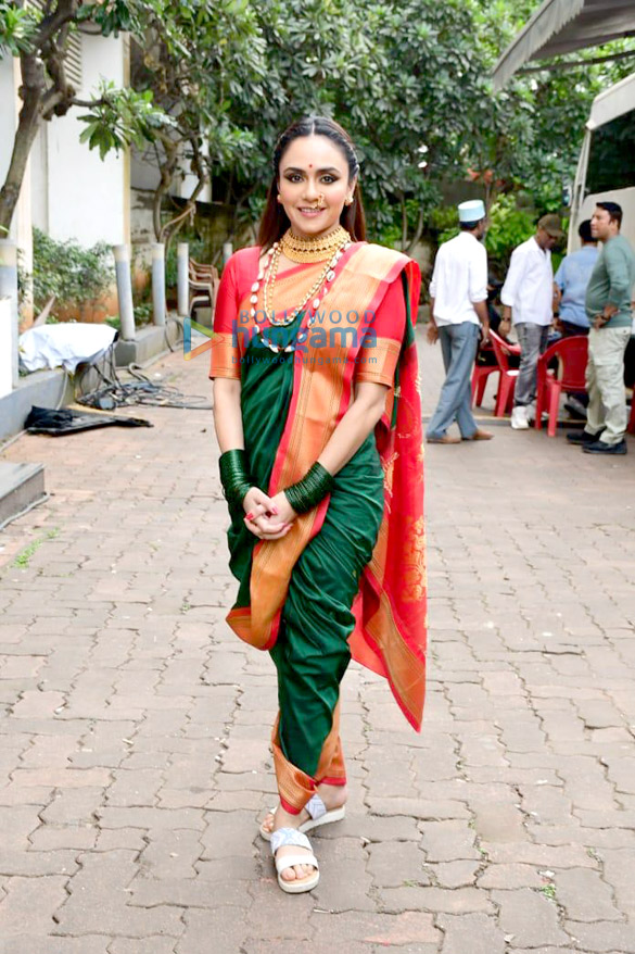 photos madhuri dixit maniesh paul nia sharma and others snapped on the sets of jhalak dikhhla jaa season 10 4
