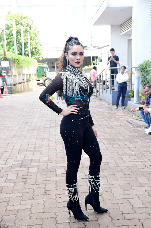 photos madhuri dixit nora fatehi karan johar and others snapped on the sets of jhalak dikhhla jaa season 10 5