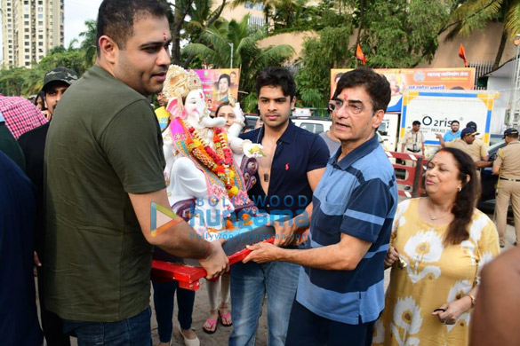 photos maniesh paul bharti singh and others snapped during ganpati visarjan 5