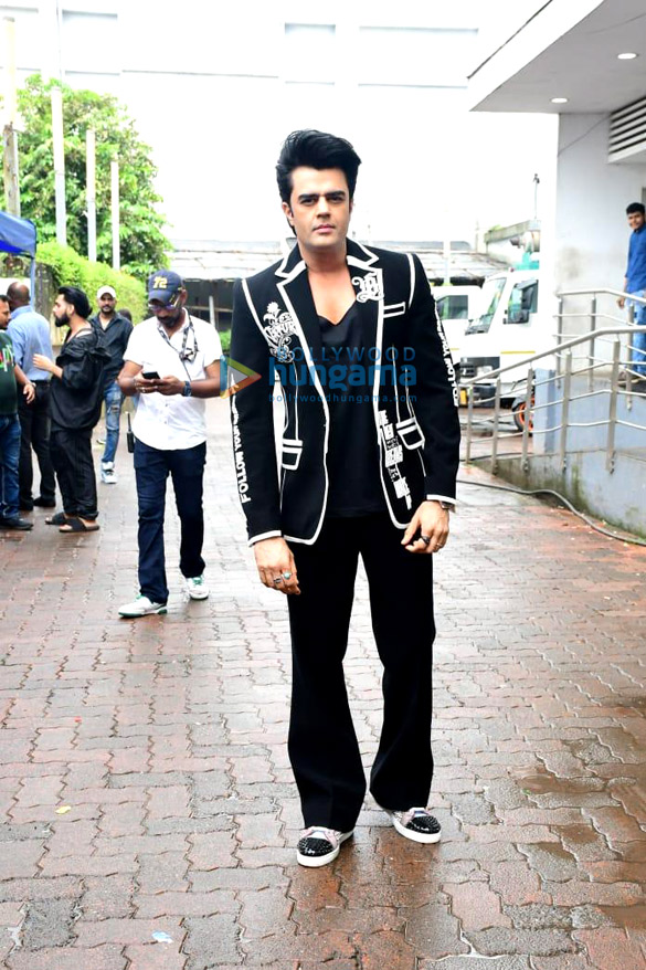 photos nora fatehi karan johar and maniesh paul snapped on the sets of jhalak dikhhla jaa season 10 3