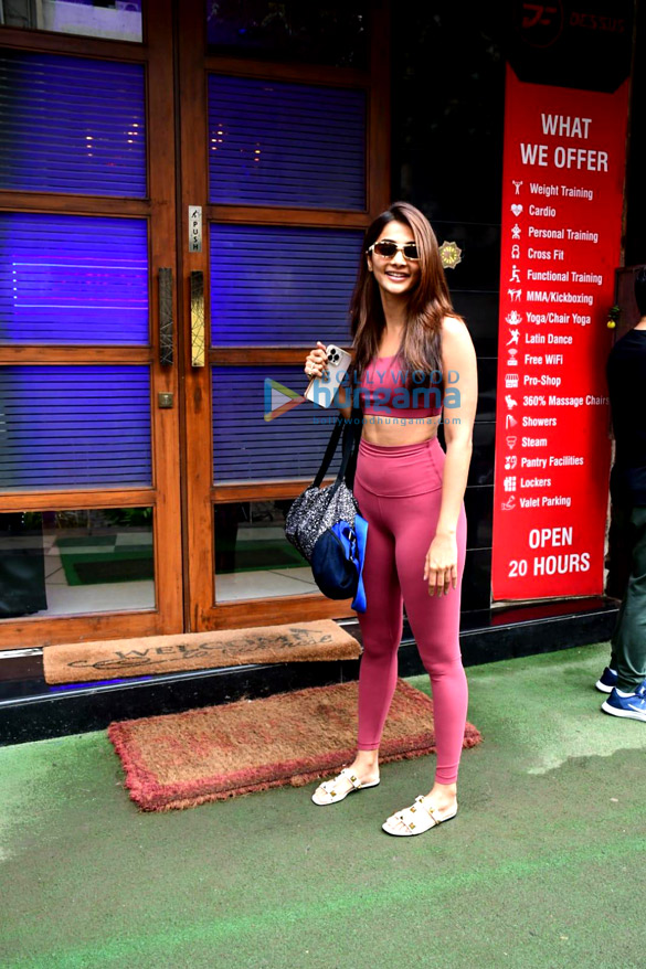 photos pooja hegde snapped in santacruz 2