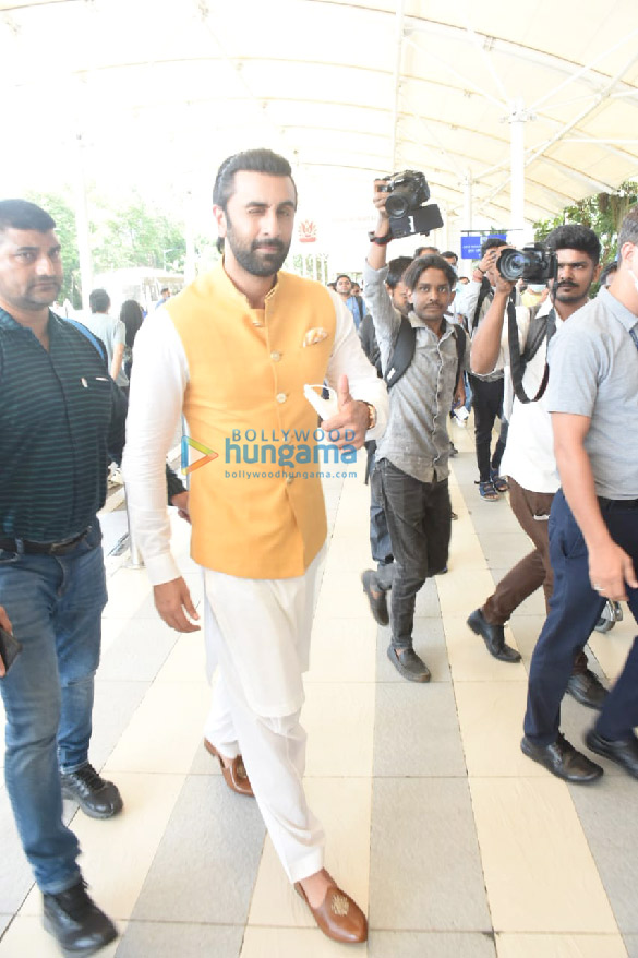 photos ranbir kapoor alia bhatt and ayan mukerji snapped at the airport 2