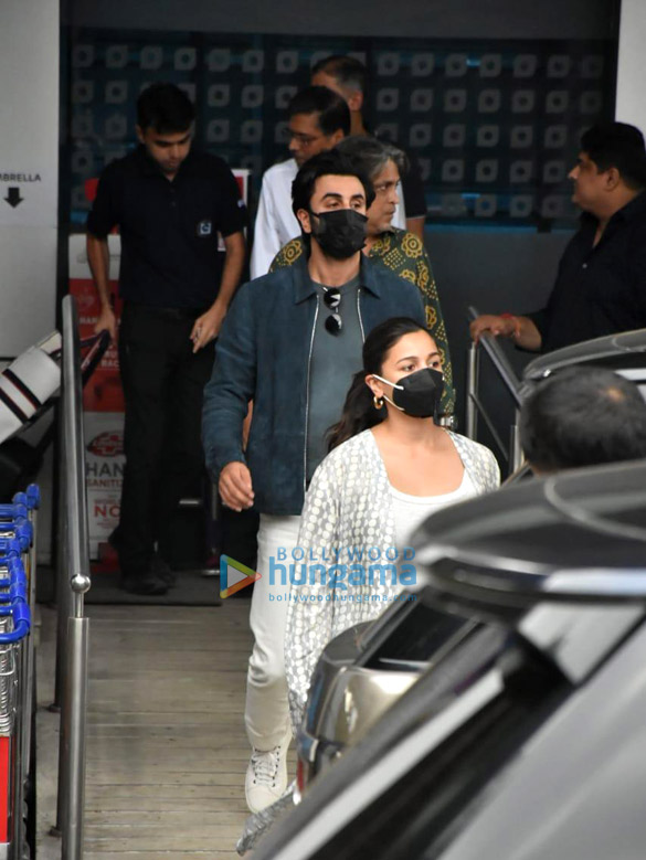 photos ranbir kapoor and alia bhatt snapped at kalina airport 1