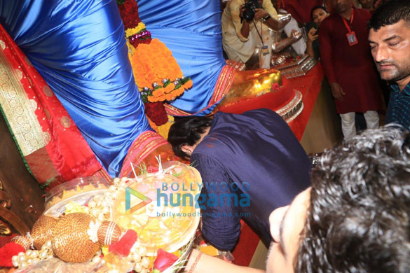 photos ranbir kapoor and ayan mukerji snapped at lalbaugcha raja 2