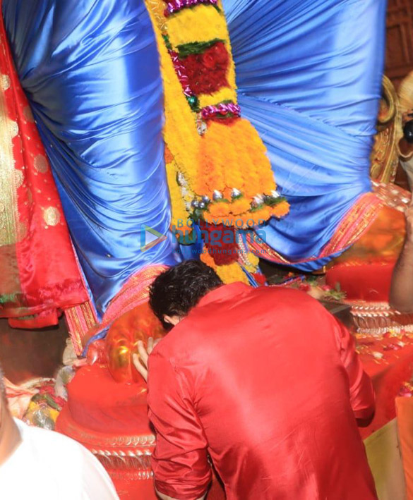 photos ranbir kapoor and ayan mukerji snapped at lalbaugcha raja 4