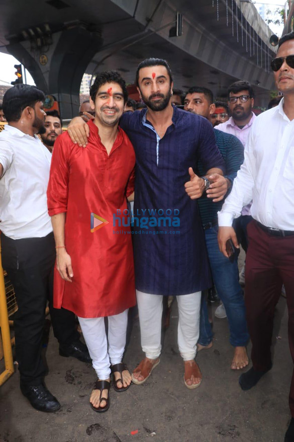 photos ranbir kapoor and ayan mukerji snapped at lalbaugcha raja 6