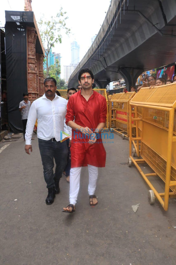 photos ranbir kapoor and ayan mukerji snapped at lalbaugcha raja 7