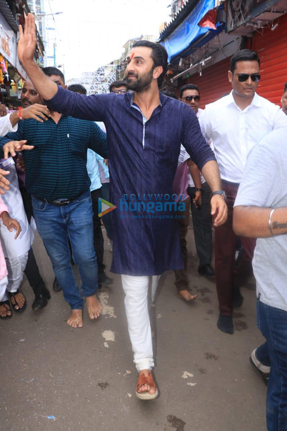 photos ranbir kapoor and ayan mukerji snapped at lalbaugcha raja 8