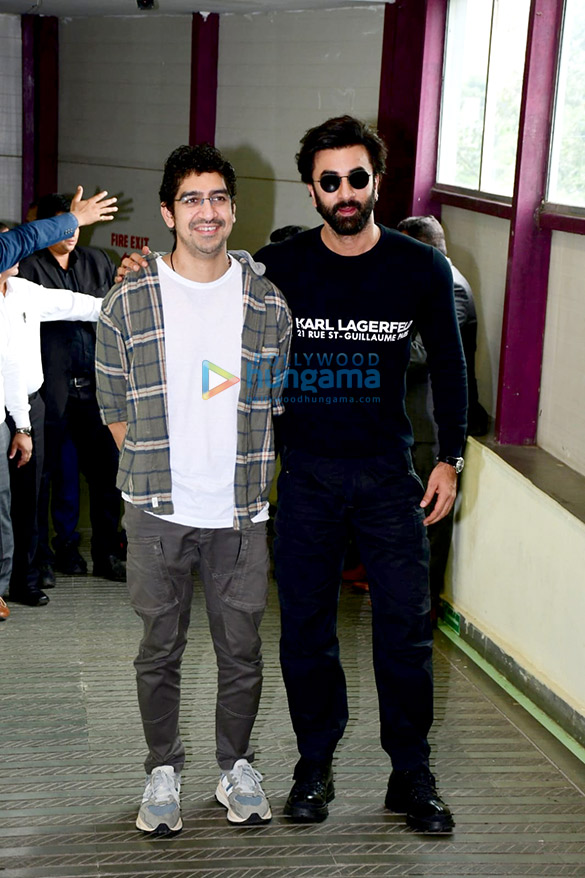 photos ranbir kapoor and ayan mukerji snapped interacting with fans watching brahmastra part one shiva at a theatre 2