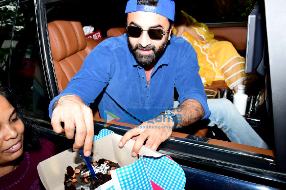 photos ranbir kapoor celebrates his 40th birthday with alia bhatt and fans outside his residence 1