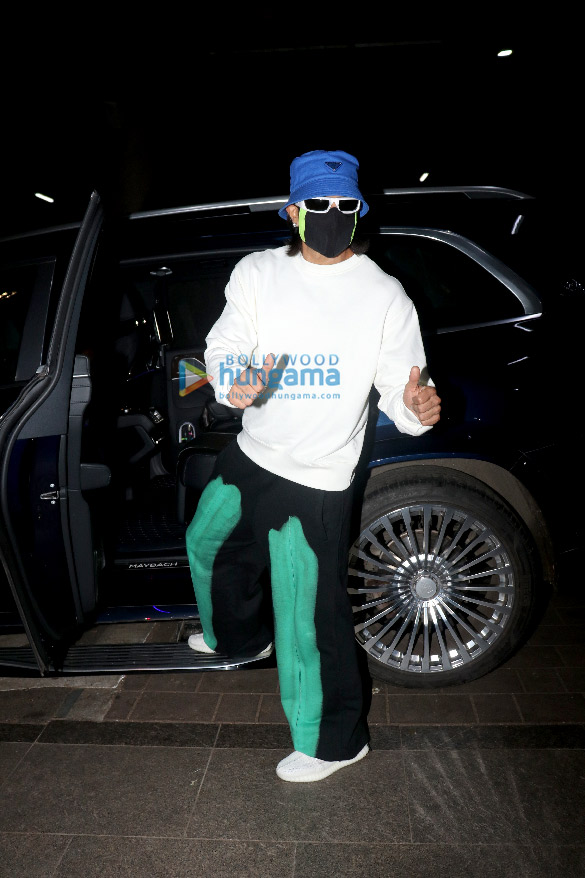 photos ranveer singh and ashutosh rana snapped at the airport 3