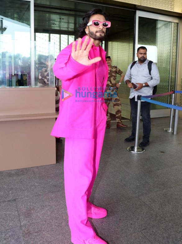 photos ranveer singh and deepika padukone snapped at the airport 2 6