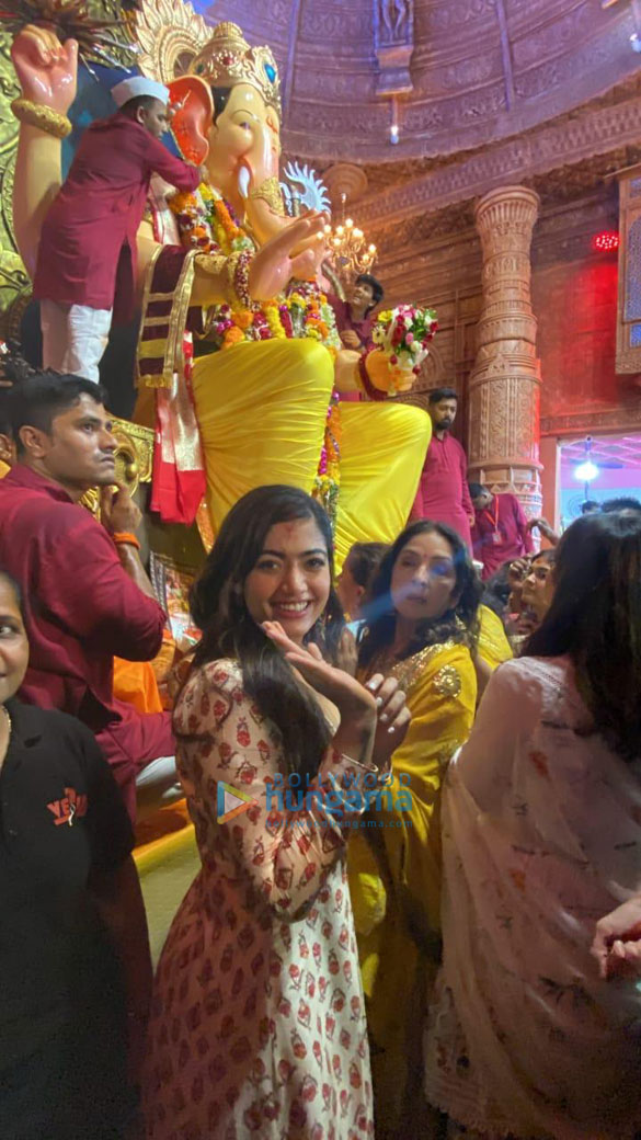 photos rashmika mandanna and ekta kapoor visit lalbaugcha raja 4