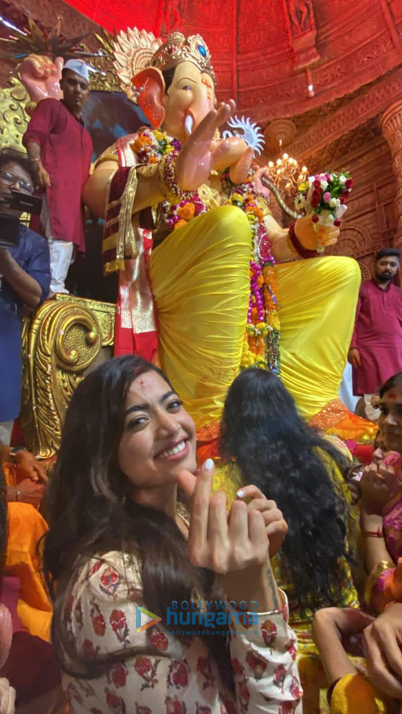 photos rashmika mandanna and ekta kapoor visit lalbaugcha raja 5