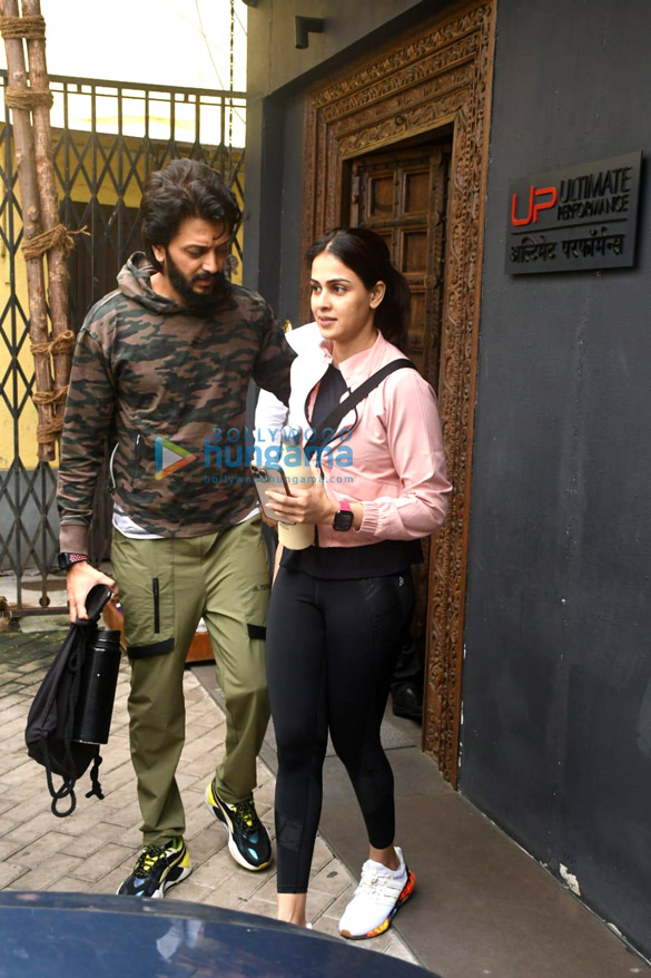 photos riteish deshmukh and genelia dsouza spotted outside gym in bandra 5