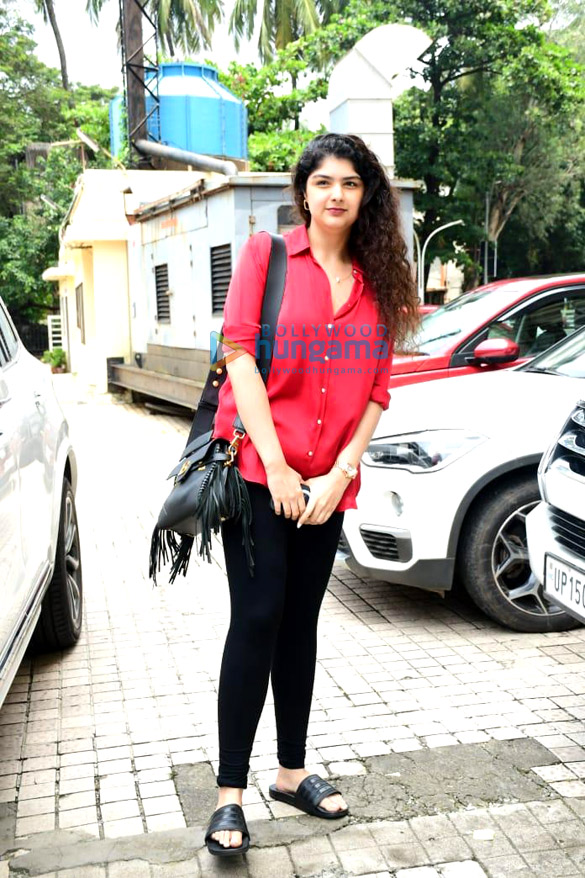 photos saif ali khan kareena kapoor khan varun dhawan arjun kapoor and others snapped attending a screening of brahmastra part one shiva at pvr juhu 6