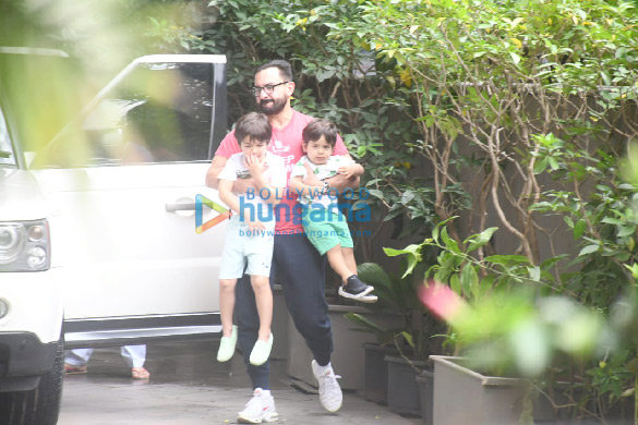 Photos: Saif Ali Khan and Kareena Kapoor Khan snapped with sons Taimur and Jeh in Bandra Photos: Saif Ali Khan and Kareena Kapoor Khan snapped with sons Taimur and Jeh in Bandra