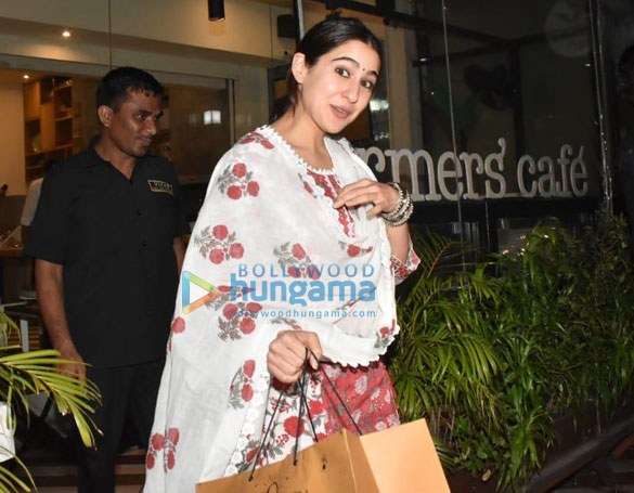 photos sara ali khan snapped at farmers cafe in bandra 3