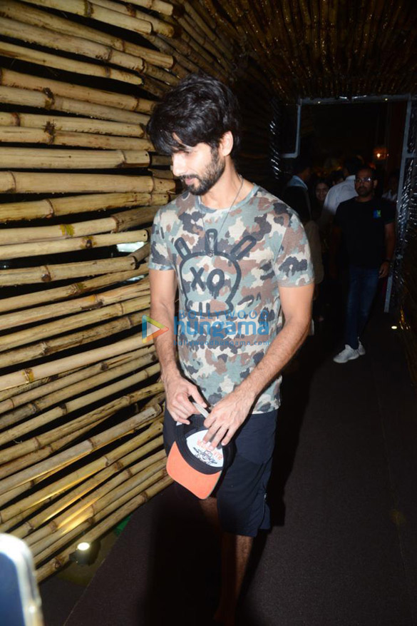 photos shahid kapoor and mira kapoor snapped at bastian in worli 3