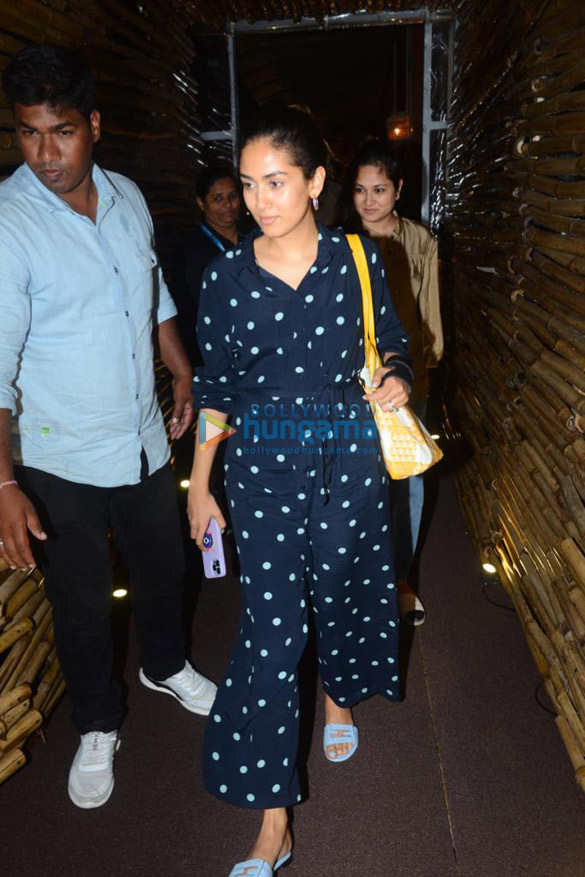 photos shahid kapoor and mira kapoor snapped at bastian in worli 5