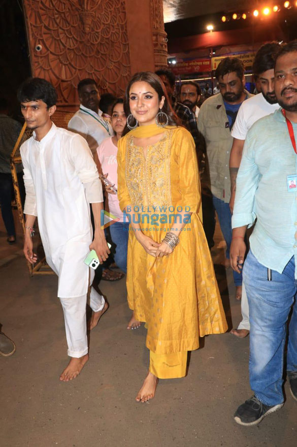 photos shehnaaz gill snapped with her brother at lalbaugcha raja as they seek the blessings of the lord ganesha 6