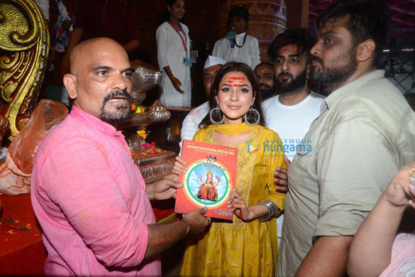 photos shehnaaz gill snapped with her brother at lalbaugcha raja as they seek the blessings of the lord ganesha more 1