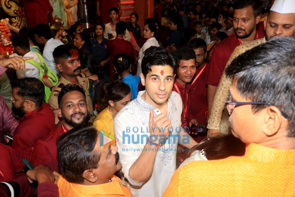 photos sidharth malhotra snapped at lalbaugcha raja 5