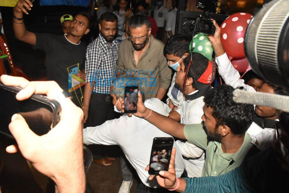 photos suniel shetty with wife at mizu in bandra 1