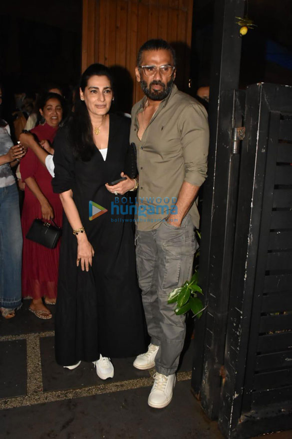 photos suniel shetty with wife at mizu in bandra 2