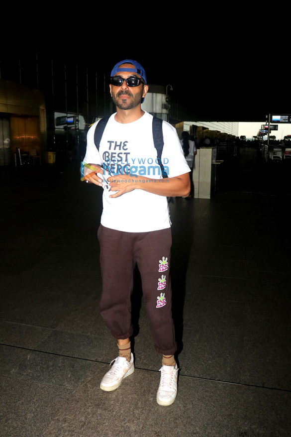 photos taapsee pannu sara ali khan khushali kumar and others snapped at the airport 5